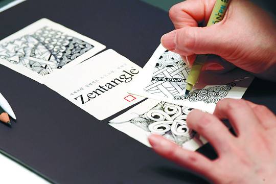 서울 종로구 포시즌스호텔에서 열린 릭&마리아 초청 젠탱글 워크숍에서 한 참가자가 설명을 들으며 젠탱글을 따라 그리고 있다.