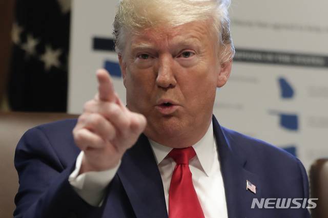 【워싱턴=AP/뉴시스】도널드 트럼프 미국 대통령이 지난 21일 백악관 캐비닛룸에서 각료회의를 주재하며 발언하고 있다. 22일(현지시간) 워싱턴포스트(WP)는 트럼프 대통령 소유의 호텔이 한 선교단체가 예약한 쿠르드족 관련 행사를 일방적으로 취소했다고 보도했다. 2019.10.23.