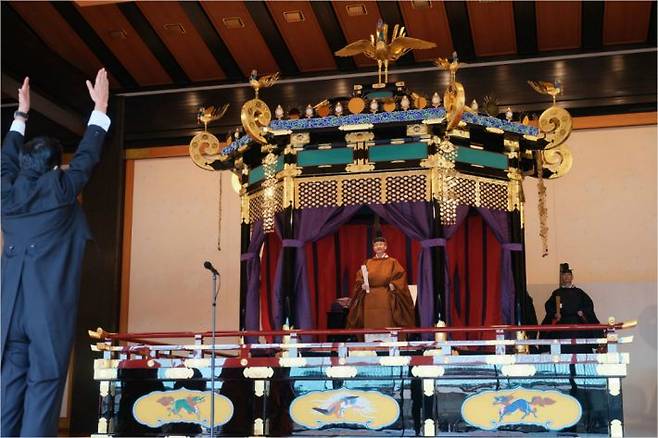 도쿄 왕궁 영빈관 마쓰노마(松の間)에서 열린 제126대 나루히토(德仁·59) 일왕 즉위식. 아베 신조(安倍晋三) 일본 총리가 만세삼창을 하고 있다.(사진=일본 정부 제공)