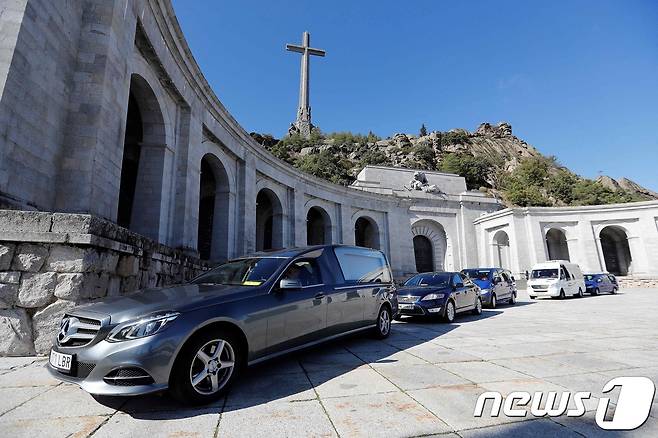 '전몰자의 계곡'에서 프랑코 전 총통 유해 이장 작업이 진행되고 있다.  © AFP=뉴스1