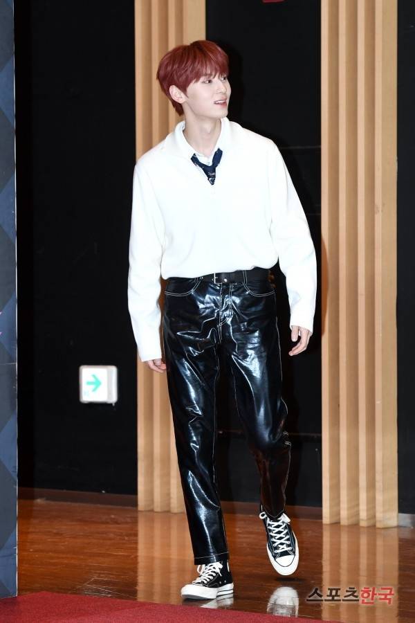 Mnet '엠카운트다운' 리허설 전 포토타임에 참석한 뉴이스트 황민현. 사진=조은정 기자 new@hankooki.com