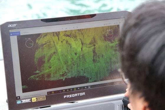 국립문화재연구소 직원이 근적외선 레이저가 물체에 반사돼 돌아오는 시간을 측정해 3차원 정보를 획득하는 라이다를 이용해 독도의 지형을 측정하고 있다. [연합뉴스]