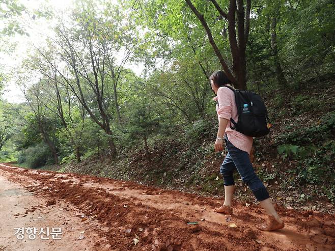 계족산 황톳길은 맨발로 걷는 길이다. 부드럽고 시원한 찰흙이 발가락 사이로 비집고 들어오는 촉감에 묘한 해방감이 느껴진다. 천천히 한걸음씩 내딛다 보면 시야는 넓어지고 이내 기분이 상쾌해진다.