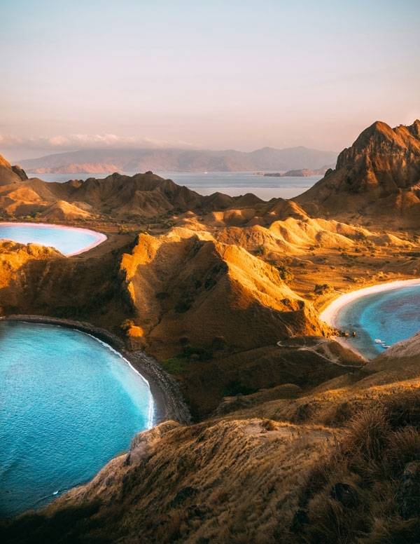 핑크 비치, 블랙 비치, 화이트 비치를 볼 수 있는 파다르섬(Padar Island)