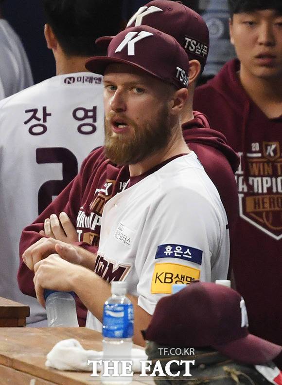 프로야구 2019 신한은행 마이카 KBO리그 한국시리즈 3차전 두산 베어스와 키움 히어로즈의 경기 25일 오후 서울 구로구 고척스카이돔에서 열린 가운데 1차전때 턱에 공을 맞은 키움 투수 요키시가 경기를 보고 있다. / 배정한 기자