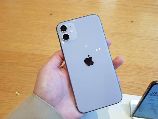 아이폰11 후면 모습. /이경탁 기자