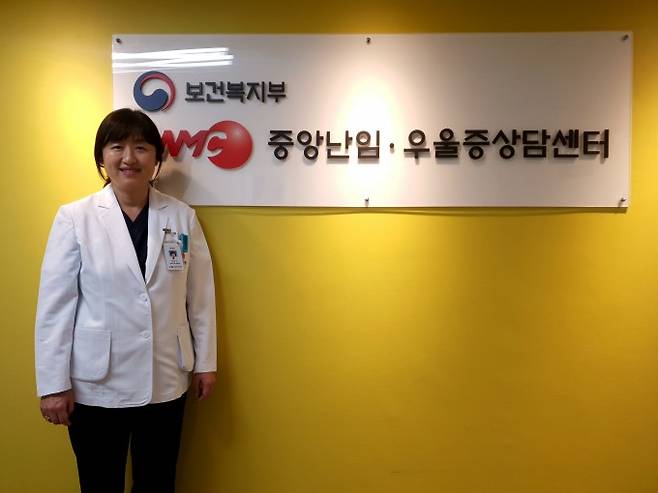 23일 서울시 중구 국립중앙의료원 외래에서 만난 최안나 국립중앙의료원 중앙난임.우울증상담센터장(산부인과 전문의)은 “출산율 저하와 난임 문제를 해결하려면 먼저 난임과 임신에 대한 사회적인 인식이 바뀌어야 한다”며 “또한 결혼과 부부생활의 목적이 임신과 출산에 제한돼서는 안 된다”고 말했다. 이정아 기자