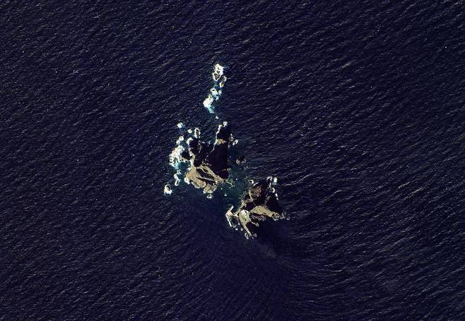 한국항공우주연구원은 독도의 날(10월 25일)을 맞아 아리랑위성 3호와 아리랑위성 3A호가 촬영한 독도 위성사진을 24일 공개했다.  이번에 공개한 독도 위성사진은 아리랑위성 3호가 지난 6월20일 촬영한 여름 독도의 모습과 아리랑위성 3A호가 지난 8일 촬영한 가을 독도의 모습이다. /사진 제공=한국항공우주연구원 제공, 사진=뉴시스