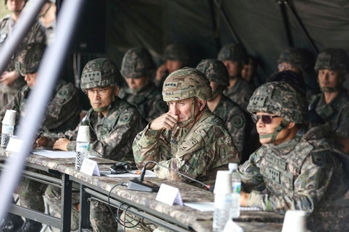 에이브럼스 주한미군사령관, 한국군 포사격훈련 참관 (서울=연합뉴스) 로버트 에이브럼스 주한미군사령관은 23일 최병혁 연합사 부사령관(사진 우측), 남영신 지상작전사령관(사진 좌측) 등과 함께 한국군 제5 포병여단 포사격훈련을 참관하고 있다. 2019.10.25 [주한미군 페이스북]