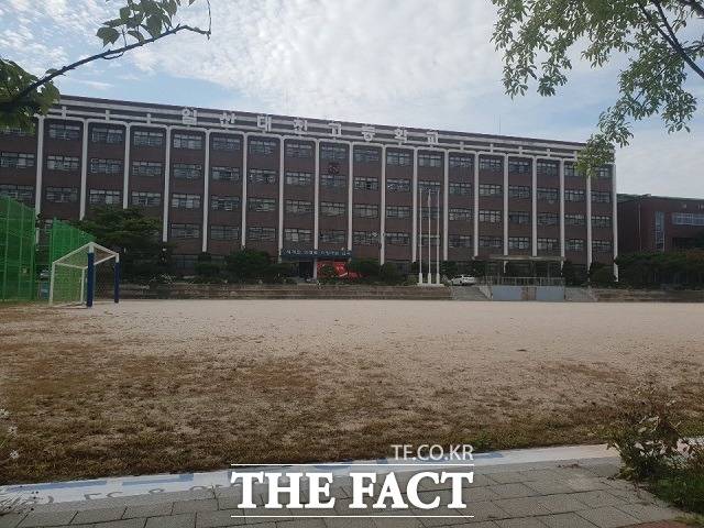 RM은 일산 대진고등학교 1학년 시절 치렀던 전국 모의고사에서 전국 상위 1.3%를 기록할 정도로 학업에도 충실했다. 이후 빅히트엔터테인먼트 연습생으로 들어가며 서울 강남구 압구정고로 전학갈 때까지 일산에서 유년 시절을 보냈다. /일산=이한림 기자