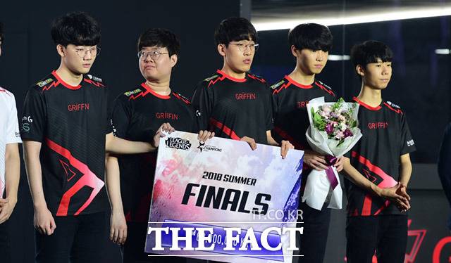 '패기'의 그리핀이 첫 롤드컵 무대에서 '관록'의 IG에 무너지며 4강 진출에 실패했다. 사진은 그리핀 선수들이 지난해 인천 부평구 삼산월드체육관에서 열린 2018 리그 오브 레전드 챔피언스 코리아 서머 결승전에서 준우승을 달성한 후 포즈를 취하고 있는 모습. /더팩트DB