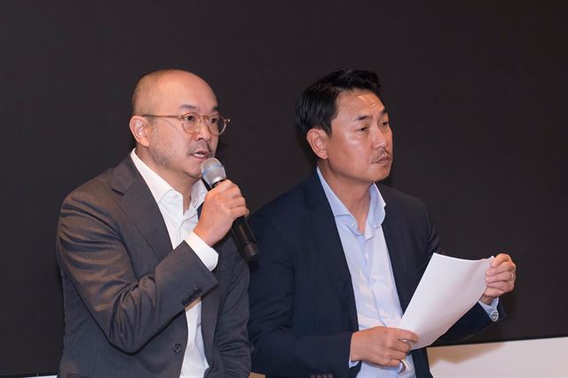 카카오 조수용(왼쪽)·여민수 공동대표가 25일 경기 성남시 판교 본사에서 기자간담회를 열고 질문에 답하고 있다. 카카오 제공
