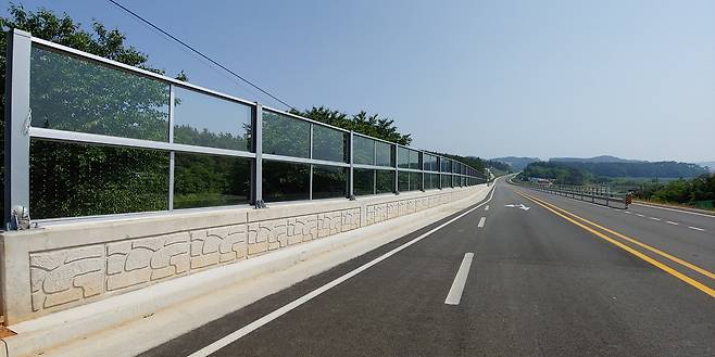 녹색연합은 지난 6월 조류충돌 사고가 지속적으로 발생되는 충남 서산시 649번 지방도로 투명 방음벽에 시민들과 충돌방지 스티커를 부착했다. 녹색연합은 이 캠페인을 통해 고잠교차로 구간 방음벽에서 연간 100마리 이상 새들의 죽음을 막을 수 있다고 설명했다. [녹색연합 제공=뉴스1]