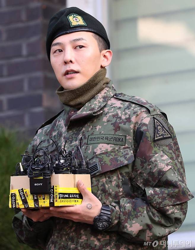 그룹 빅뱅 지드래곤(본명 권지용, 31)이 육군 현역 복무를 마치고 26일 오전 경기도 용인에 위치한 육군 지상작전사령부에서 전역신고를 마치고 팬들에게 인사를 하고 있다. / 사진=임성균 기자 tjdrbs23@