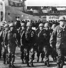 ▲ 부산 부두 월남파병 환송식 (출처: 「베트남전쟁 파병」, <한국민족문화대백과사전>)