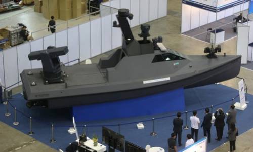 &nbsp;22일 오후 부산 해운대구 벡스코에서 열린 부산 국제 조선해양 대제전에서 관람객들이 개발 중인 신형 무기 전시품을 살펴보고 있다. 연합뉴스