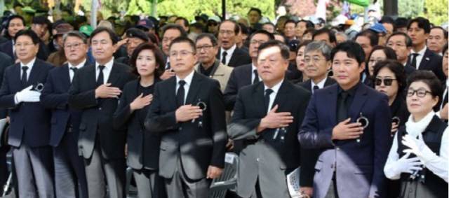 자유한국당 황교안 대표와 나경원 원내대표 등이 26일 서울 동작구 국립서울현충원에서 열린 박정희 전 대통령 40주기 추도식에서 국기에 경례하고 있다./연합뉴스