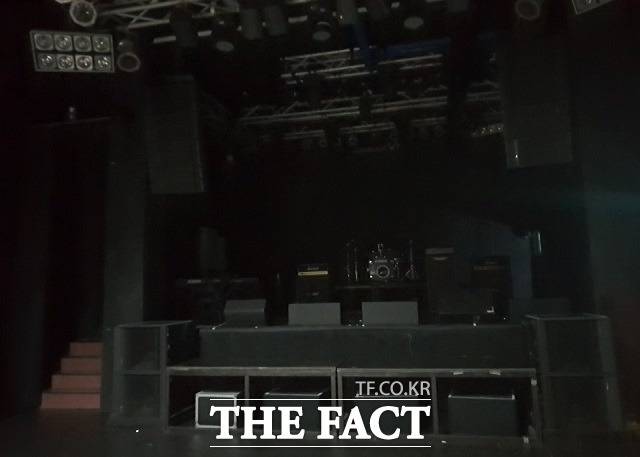 RM은 중학생 때부터 또래 친구들과 힙합 크루를 결성해 랩 공연을 하며 래퍼의 꿈을 키워 갔다. 사진은 불이 꺼진 한 홍대 소공연장의 모습. /홍대=이한림 기자