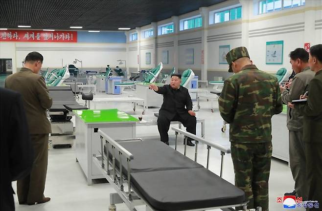 김정은 북한 국무위원장이 현대화 공사가 진행중인 묘향산의료기구공장을 시찰했다고 조선중앙통신이 27일 보도했다. 이 자리에서 그는 공사 결함을 지적한 뒤 "당 중앙위원회 일꾼들이 나와 손발을 맞추지 못하고 있다"고 질책했다. [연합뉴스]