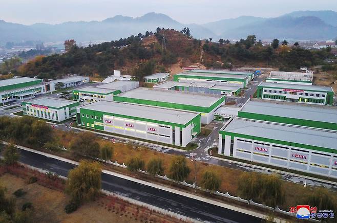 김정은이 시찰한 묘향산 의료기구공장 [조선중앙통신=연합뉴스]