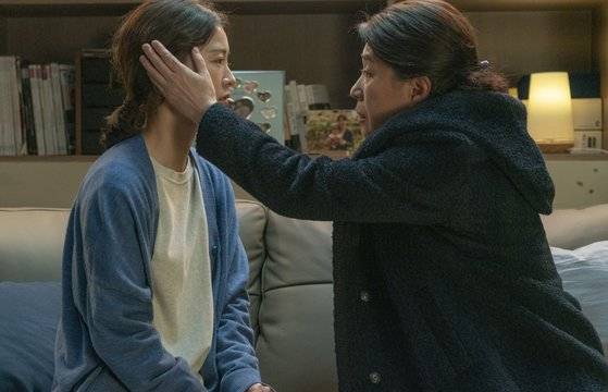 지영과 엄마 미숙이 부둥켜 안는 이 순간은 눈물샘을 자극하는 명장면으로 꼽힌다. 중견 배우 김미경의 호연도 호평 받고 있다. [사진 롯데엔터테인먼트]