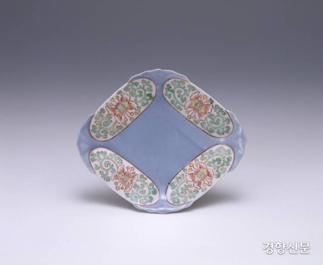 백자 채색 넝쿨무늬 마름모 모양 접시. 14~15세기 무렵 일본의 도자기 산업은 낙후되어 있었다. 당대 도자기를 제작할 수 있는 나라는 중국과 조선 뿐이었다. |사가현립 규슈도자문화관 제공