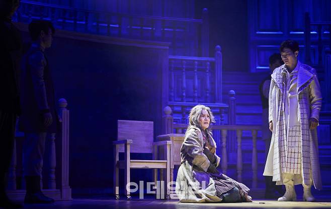 뮤지컬 ‘호프-읽히지 않은 책과 읽히지 않은 인생’의 한 장면(사진=알앤디웍스).