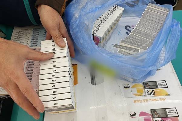 28일 오전 한 편의점에서 판매가 중단돼 가판대에서 빠진 가향 액상담배 제품의 재고. /최지희 기자