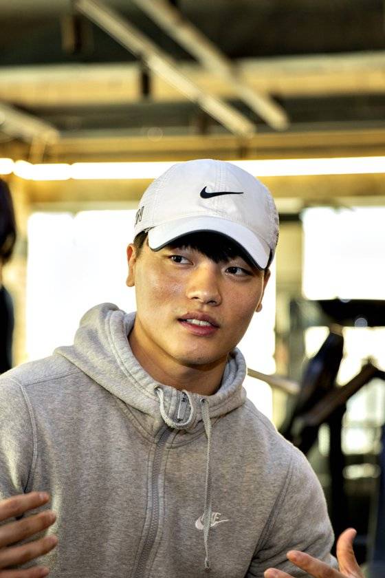 황찬섭 선수가 연수구청 씨름단이 훈련 장소로 이용하는 헬스장에서 소중과의 인터뷰에 응했다.