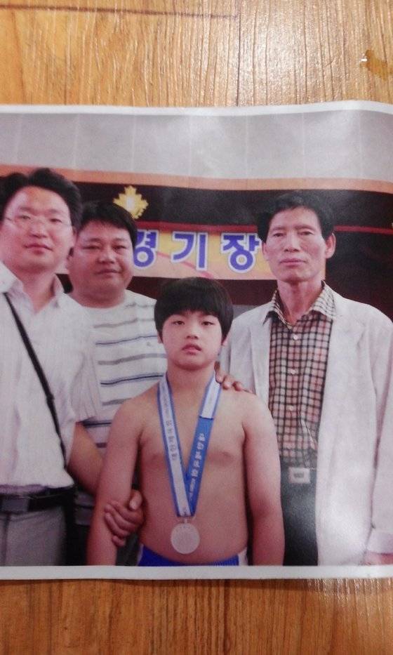황찬섭 선수가 기자에게 보내온 '초등 4학년 씨름 유망주' 시절 사진이다.