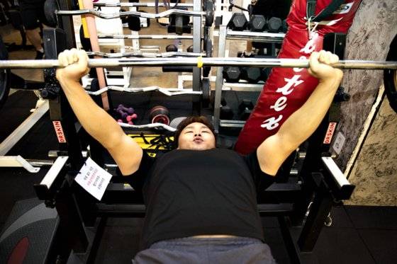 황 선수와의 인터뷰 장소에는 연수구청 씨름단 선수들도 함께 했다. 이들은 저마다의 규칙에 맞춰 몸단련 운동에 집중했다.