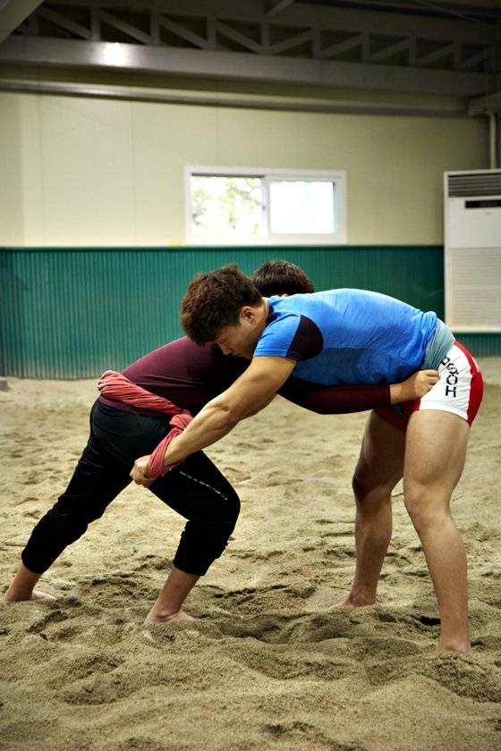 주 감독에 따르면, 제대로 된 씨름 기본 자세를 취하고 샅바를 잡고 당기는 경험만으로도 신체에는 굉장한 부담이 될 수 있다. "따뜻한 물에서 근육을 풀어야 해요!" 주 감독의 조언이다.