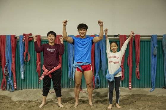 (왼쪽부터)승민, 노 선수, 가영이가 울산대학교 씨름경기장 모래판서 포즈를 취해 보였다