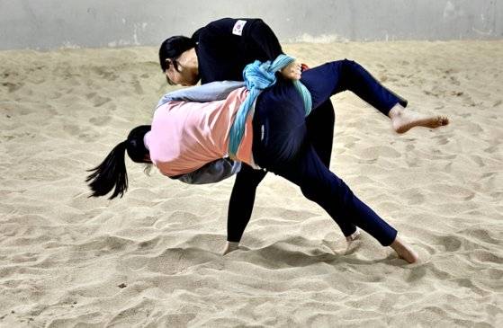 정 선수가 유림 학생을 넘기고 있다.