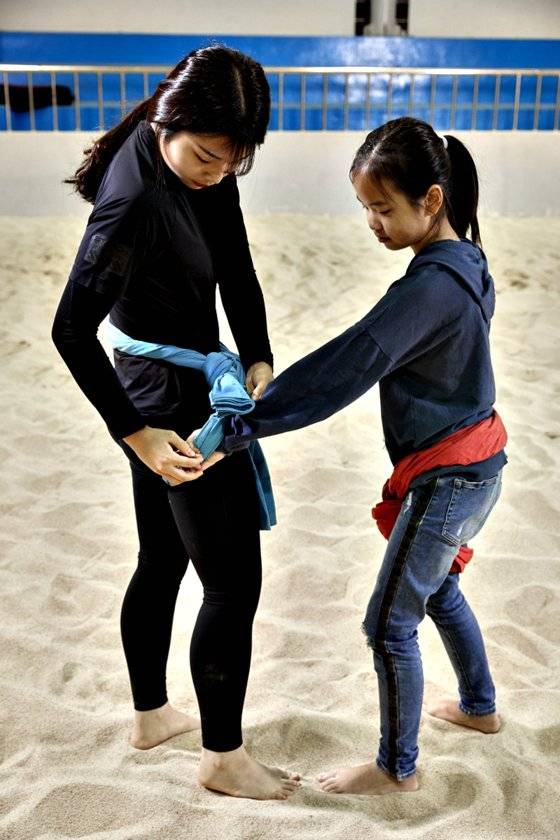 채원 선수 도움을 받아 가영 학생도 상대 선수 샅바 잡는 법을 배웠다.