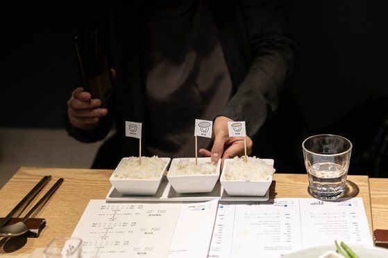 지난 6월 열린 '밥업 스토어'에서 한 참가자가 세 종류의 다른 쌀로 지은 밥을 시식하고 있다.