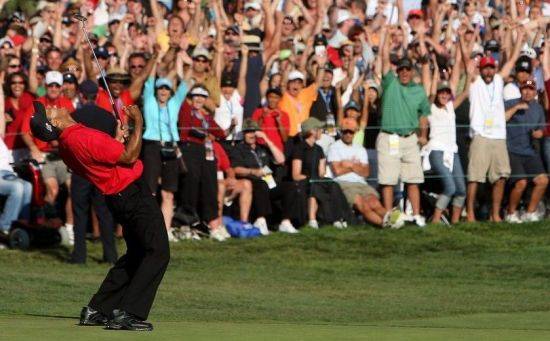 타이거 우즈가 2008년 US오픈 최종일 18번홀에서 연장전으로 가는 천금 같은 버디를 낚은 뒤 환호하고 있다.