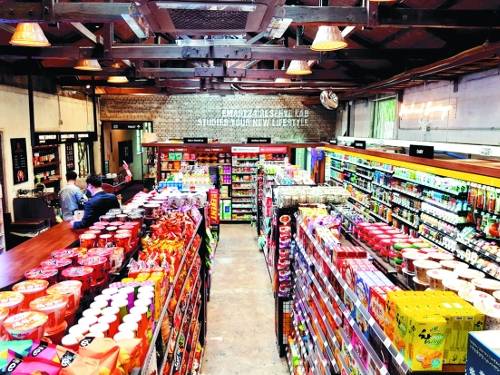 이마트24가 폐공장 터에 만든 복합 문화시설 투가든은 내·외관이 다른 매장과는 차별화된다. 회벽의 거친 질감이 살아있는 매장 내부가 눈에 띈다. 이마트 제공