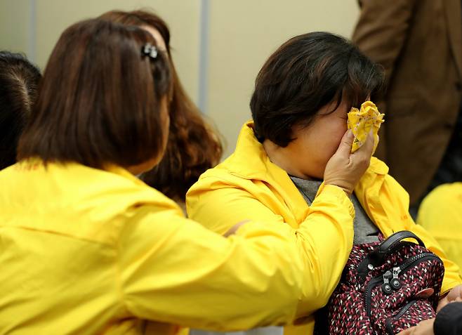 31일 오전 서울 중구 포스트타워에서 열린 사회적참사 특별조사위원회의 세월호참사 구조수색 적정성 조사내용 중간발표 기자간담회 중 한 세월호 유가족이 흐느끼고 있다 (사진=연합뉴스)