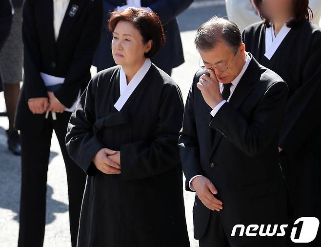 문재인 대통령이 31일 오전 부산 남천성당에서 어머니 고 강한옥 여사의 운구행렬 중 눈물을 닦고 있다. 왼쪽은 김정숙 여사. 2019.10.31/뉴스1 © News1 박세연 기자