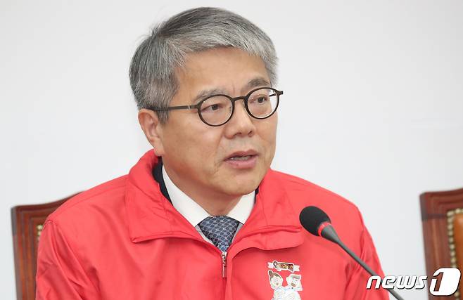 김용하 순천향대 IT금융경영학과 교수가 31일 서울 여의도 국회에서 열린 제1차 자유한국당 영입인재 환영식에서 인사말을 하고 있다. 2019.10.31/뉴스1 © News1 김명섭 기자