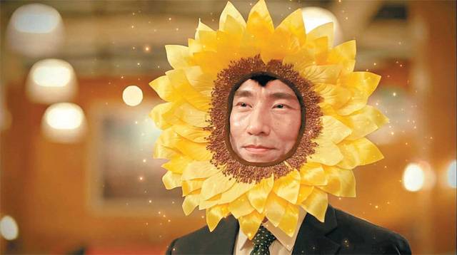 tvN ‘쌉니다 천리마마트’는 ‘직원이 왕’인 독특한 콘셉트의 마트가 배경이다. “오늘은 꽃이 되자”며 스스로 해바라기 분장을 한 채 손님을 맞는 마트 사장 정복동(김병철). tvN 제공