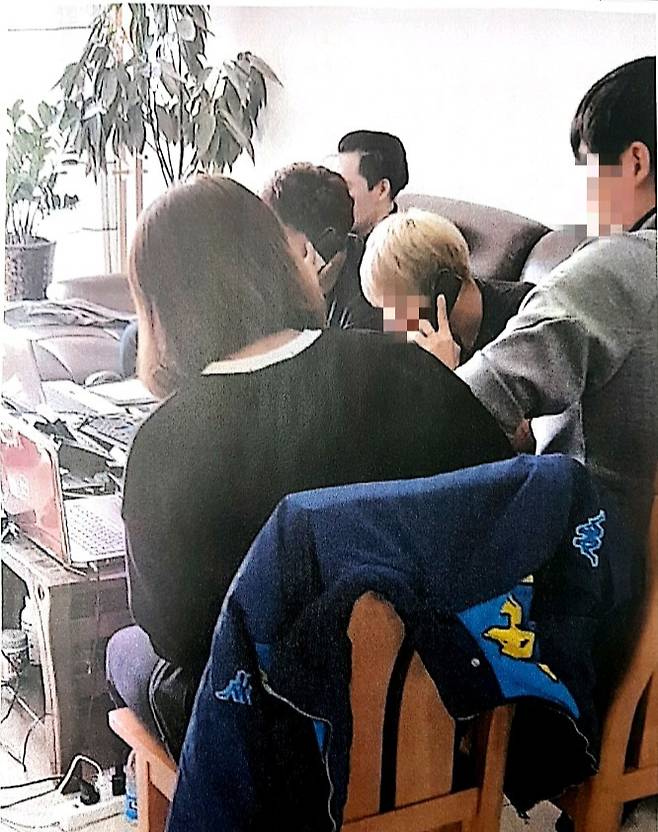 중국 연변의 조직폭력배와 연합해 보이스피싱을 운영하던 보이스피싱범이 경찰에 붙잡혔다. 사진은 콜센터팀이 피해자에게 전화를 돌리고 있는 모습. [제공=서울 양천경찰서]