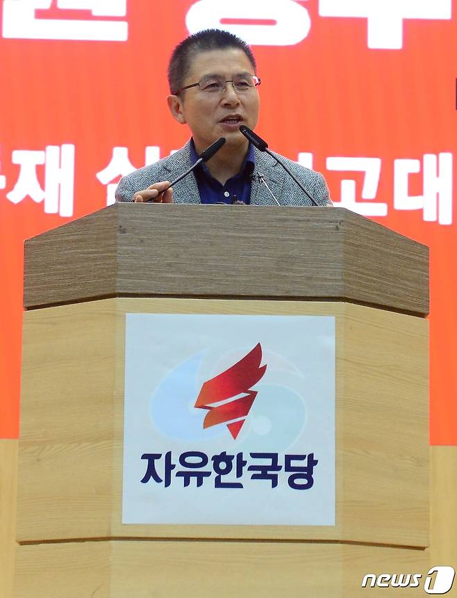 황교안 자유한국당 대표가 2일 오후 경남 창원시 마산합포구 대회의실에서 열린 '좌파독재 실정 보고대회'에 참석해 발언하고 있다.2019.11.2./뉴스1 © News1 강대한 기자