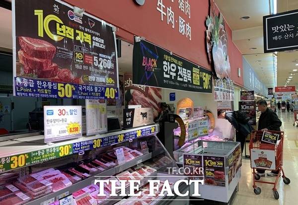 대형마트들은 각기 다른 이름으로 역대 최고 규모의 할인 행사를 진행한다고 알렸으나 1일 찾은 대형마트 현장은 '역대 최고'라는 말이 무색할 만큼 평소 같은 분위기였다. /이민주 기자