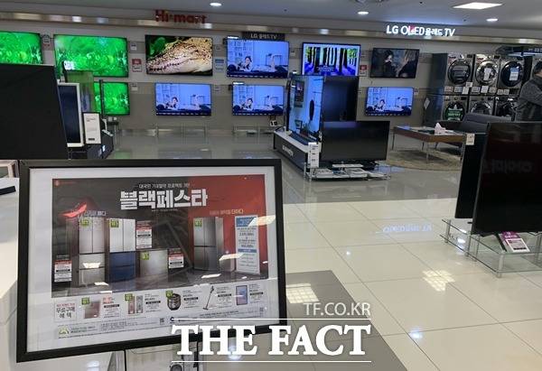 미국의 블랙프라이데이처럼 비싼 가전을 크게 할인해서 판매할 것이라는 고객들의 예상과 달리 1일 가전제품 코너는 평소 수준의 할인율이 적용된 프로모션이 진행 중이다. /이민주 기자