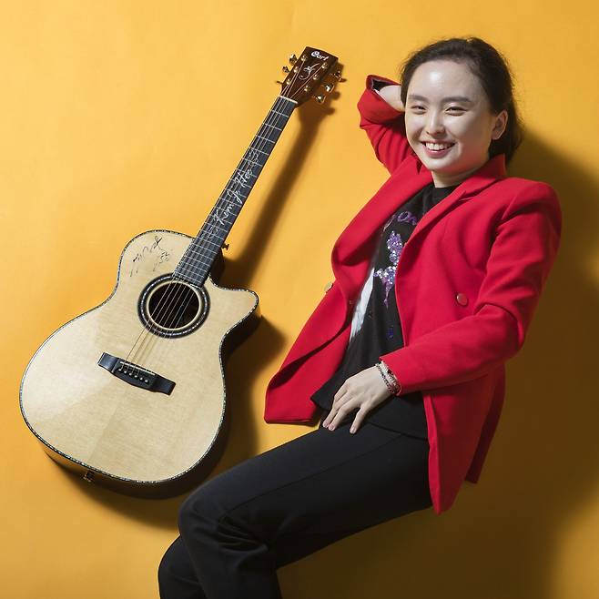 김지희씨는 지적장애 기타리스트다. 고2때 처음 기타를 잡고 핑거스타일 주법에 빠졌다. 그는 기타를 통해 처음으로 스스로 무언가 하고싶다는 의지를 나타냈다. 지난 7월에는 첫 싱글곡 '엄마의 뒷모습'을 발표했고 그의 성장스토리는 다큐멘터리 영화 '나의 노래는 멀리멀리'에 담겨지기도 했다. 장진영 기자