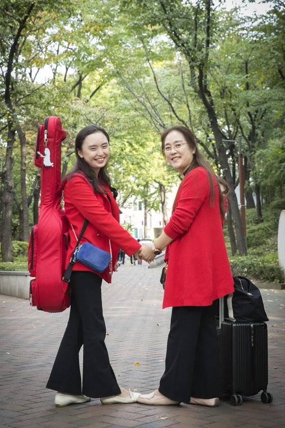 그의 곁에는 항상 그림자처럼 엄마 이순도씨(오른쪽)가 함께 한다. 엄마의 소원은 지희씨가 혼자 자신의 이야기를 온전히 풀어낼 수 있는 공연을 하는 것이다. 장진영 기자