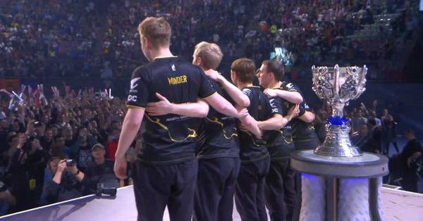 SK텔레콤T1이 3일(한국 시간) 오후 스페인 마드리드 팔라시오 비스탈레그레에서 열린 '2019 리그오브레전드 월드 챔피언십'(롤드컵) 4강 G2전 3세트에서 패했다. 사진은 8강에서 승리 세레모니를 하고 있는 G2 선수들. /네이버TV 캡처