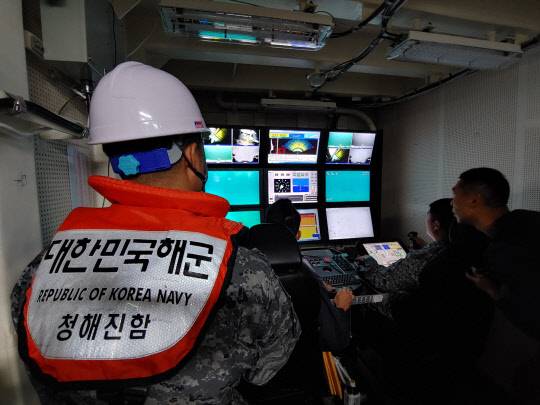 수중탐색 중인 청해진함



    (서울=연합뉴스)  2일 독도 근해에서 해군 청해진함에서 해군이 지난 31일 응급환자 이송 중 추락한 소방헬기를 무인잠수정을 이용해 수중탐색을 하고 있다. 2019.11.2 [해양경찰청 제공. 재판매 및 DB 금지]



    photo@yna.co.kr



(끝)